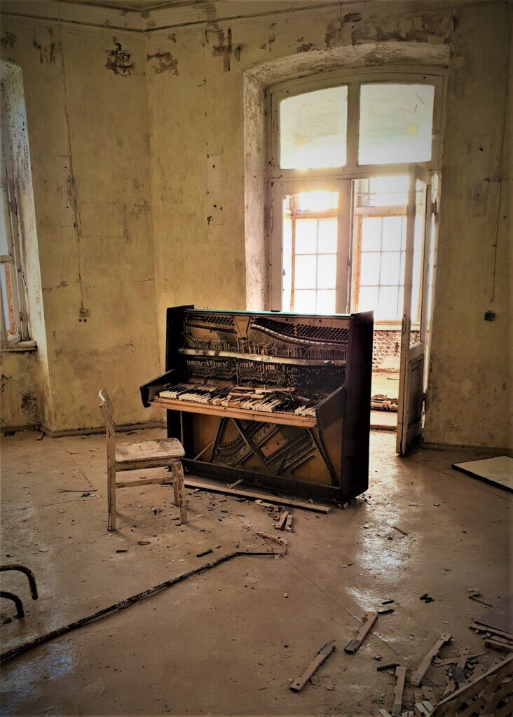 Фото – Так выглядит ныне усадьба Лаздона,  годами привлекавшая туристов. Упоминается с 16 века, в 17 веке хозяевами было семейство Клебеков, в 19 веке семейство Будденброков /  TravelBlog Baltic