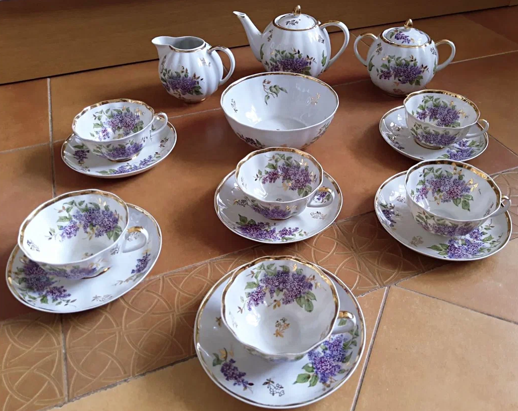 Один из самых знаменитых дулёвских сервизов на форме "Тюльпан" - "Сирень". Первый выпуск - 1956-й год. Полный комплект, в идеальном состоянии! В более поздних вариантах сервиз лишится полоскательницы, а чашки будут выпускаться без золотого штампованного рисунка на донышке. Сервиз до сих пор в производстве. Однако деколь видоизменилась - цветы сирени стали крупнее, а колер стал более ярким, до "кислотности". Не удивительно, что собиратели гоняются за "старыми" выпусками - 1950-х, 1960-х годов. Именно такими, как тот, что изображён на снимке. Фото взято из свободного доступа в интернете.