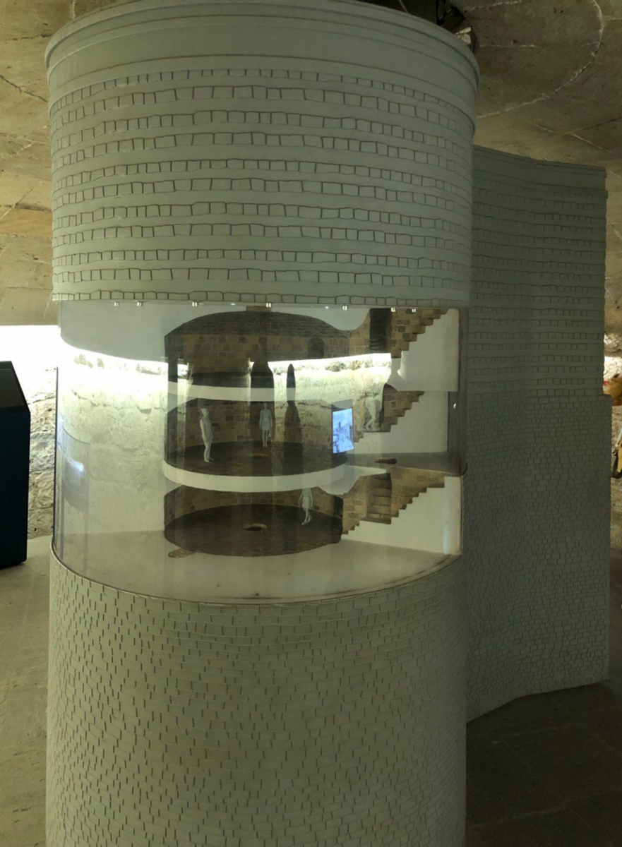 Макет девичьей башни в разрезе.