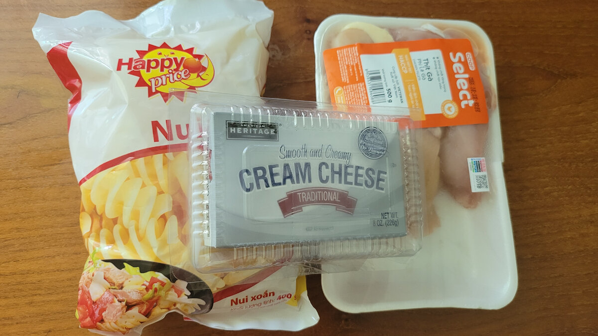 Куриное мясо любое. Макароны твёрдых сортов. Сливочный сыр (хохлонд  например, любой сливочный или плавленый).