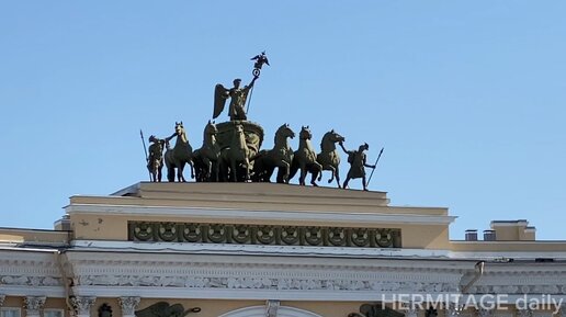 ЭРМИТАЖ ДЕТЯМ: кот Сигизмунд на Дворцовой площади расскажет про Главный штаб!