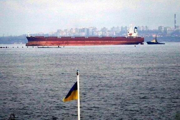    Судно с зерном в Одесском морском порту. Фото: Yulii Zozulia/globallook.com.