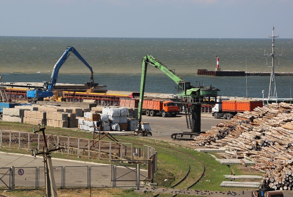 Ейск порт виста. Морской порт Ейск. Ейск Приазовье порт. Грузовой порт Ейск.