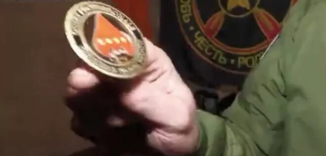 Жетон ССО США в руках русского штурмовика. Источник: Яндекс.Картинки