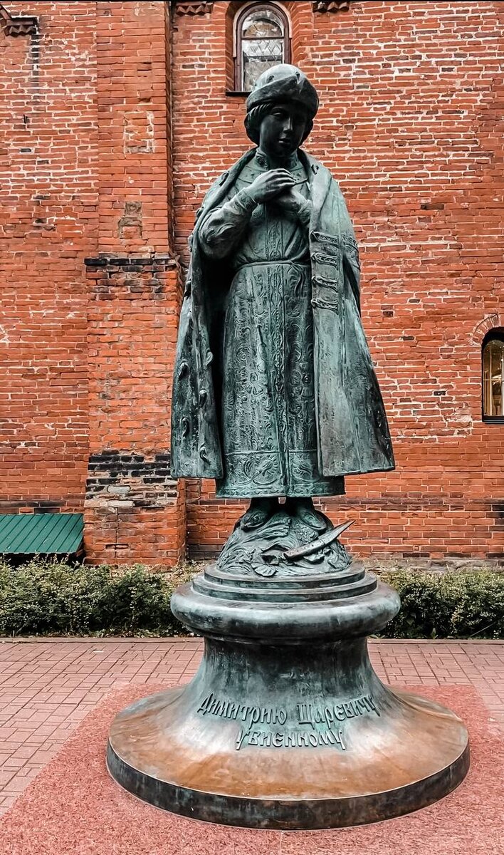 Памятник царевичу Дмитрию в Угличе