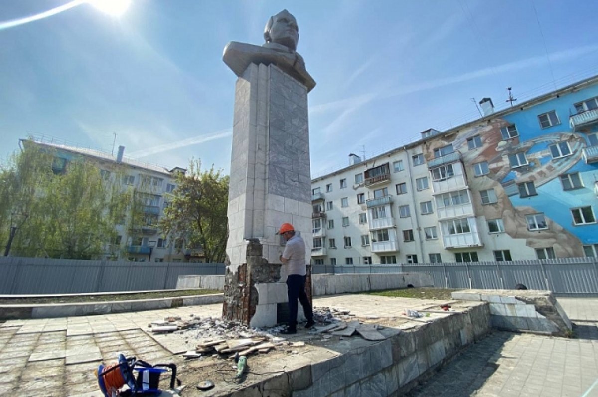    Бюст Юрия Гагарина в Кемерове увезут с постамента