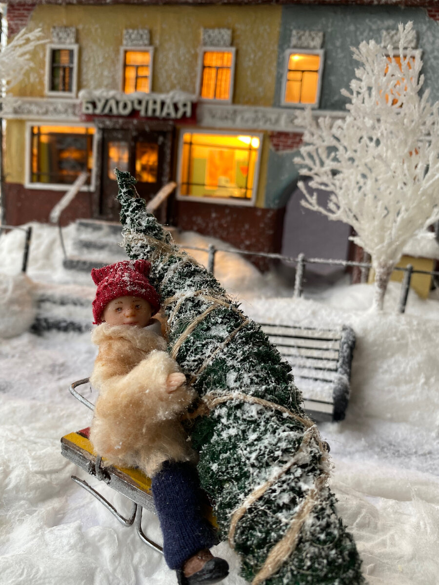 Степа с новогодней елкой.