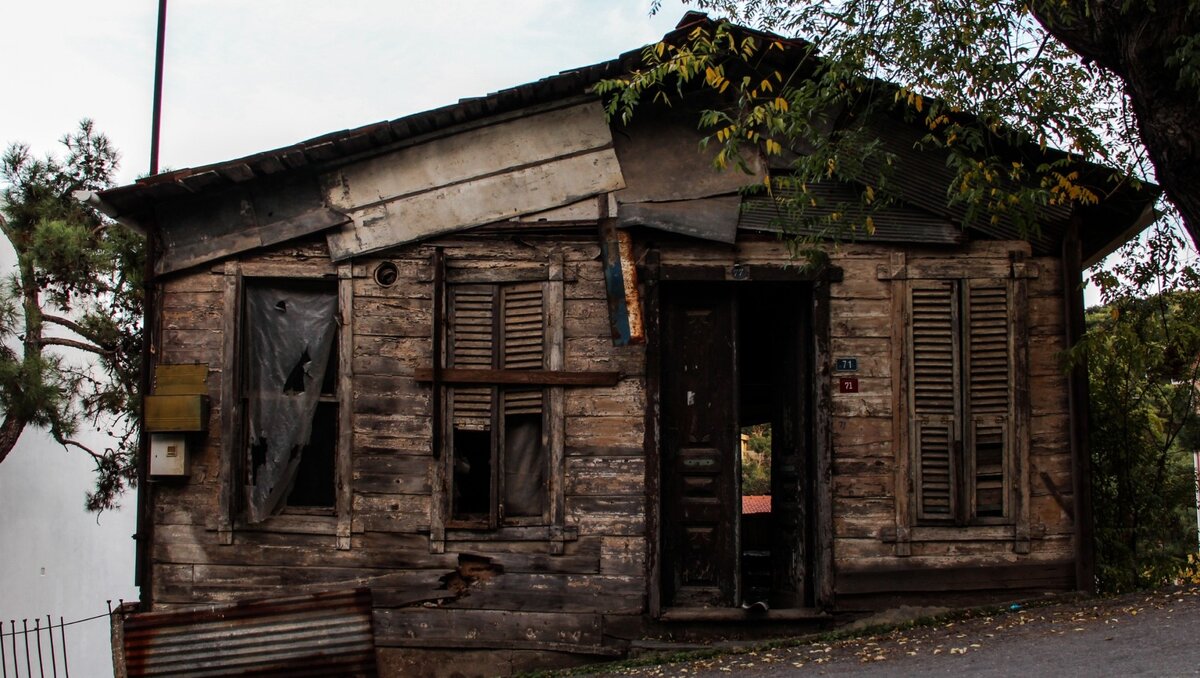     В Ростове аномальный град, выпавший 26 мая, оставил жителей частного дома в переулке 2-м Санинструкторском буквально без крыши над головой, об этом сообщили местные СМИ.