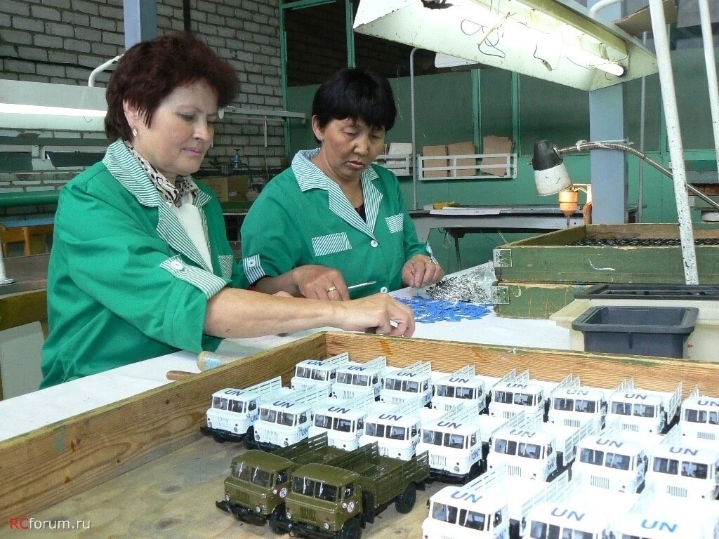 НПФ "Моссар", 2010 или 2011 г. Финальная стадия производства моделей Газ-66. На фото попали две вариации: "ООН" и "Комендатура". 