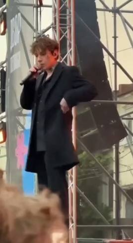    Глеб Викторов на концерте. Фото: Телеграмм