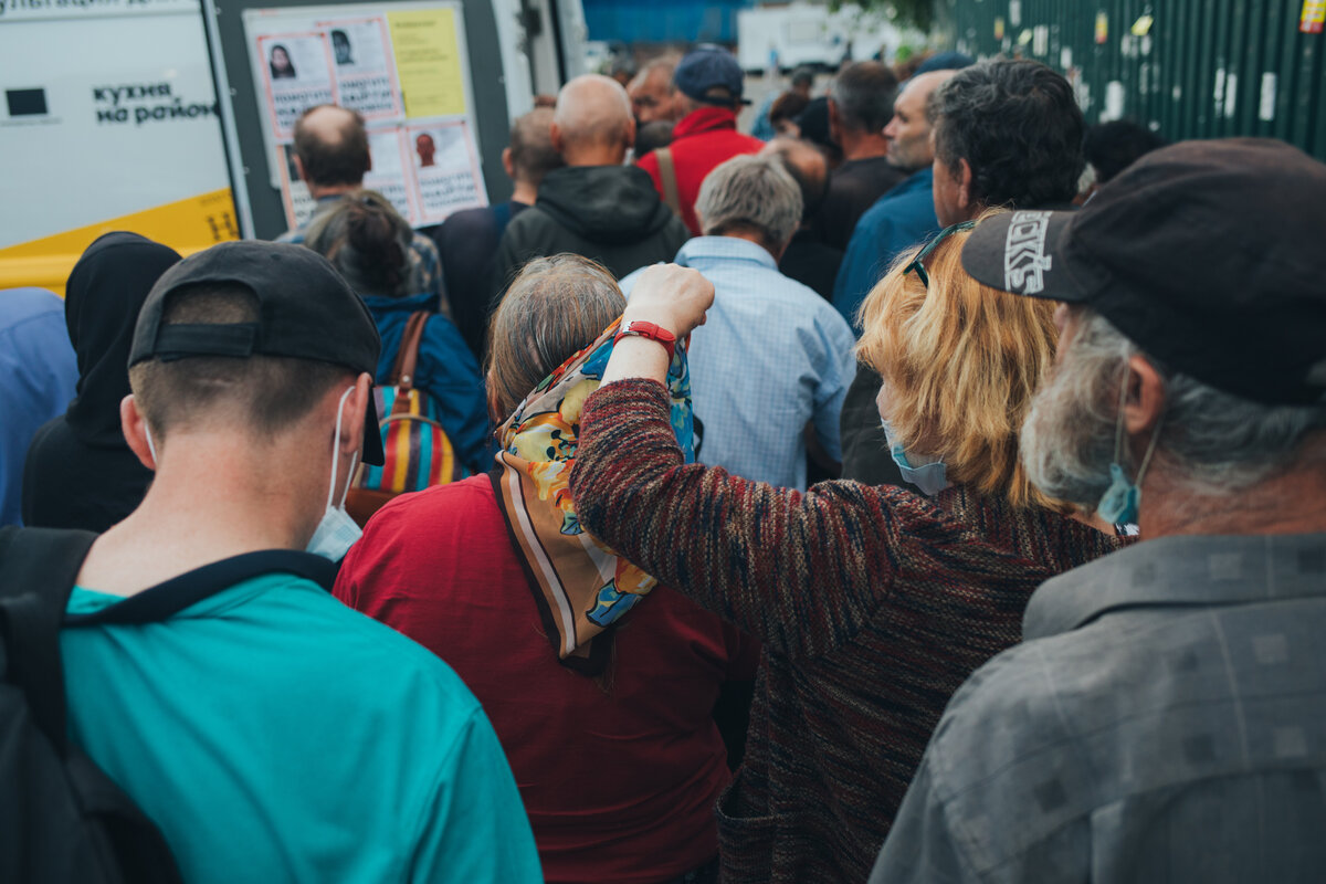 Люди у Ночного автобуса Ночлежки в Москве