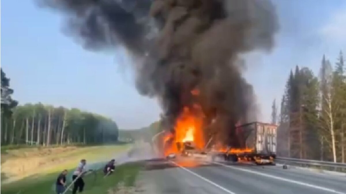    На трассе Тюмень — Ханты-Мансийск горят два грузовика, движение закрыто