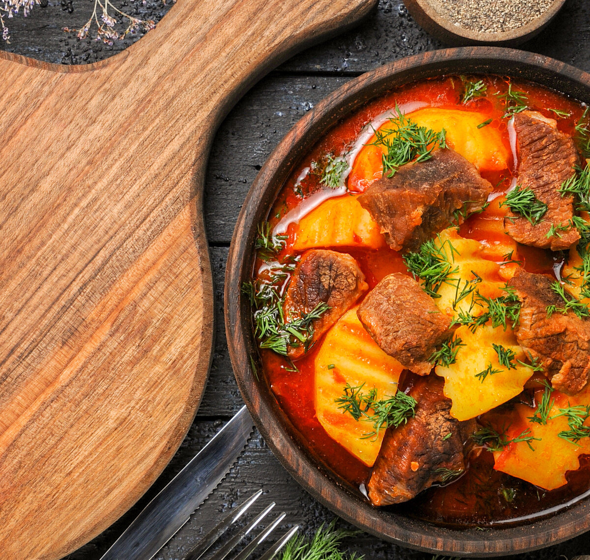 <a href="https://ru.freepik.com/free-photo/top-view-delicious-meat-soup-with-potatoes-and-greens-on-dark-desk_13456251.htm#page=3&query=%D0%B0%D1%84%D0%B3%D0%B0%D0%BD%D1%81%D0%BA%D0%B8%D0%B9%20%D0%BA%D0%B0%D0%B7%D0%B0%D0%BD&position=11&from_view=search&track=location_fest_v1">Изображение от KamranAydinov</a> на Freepik