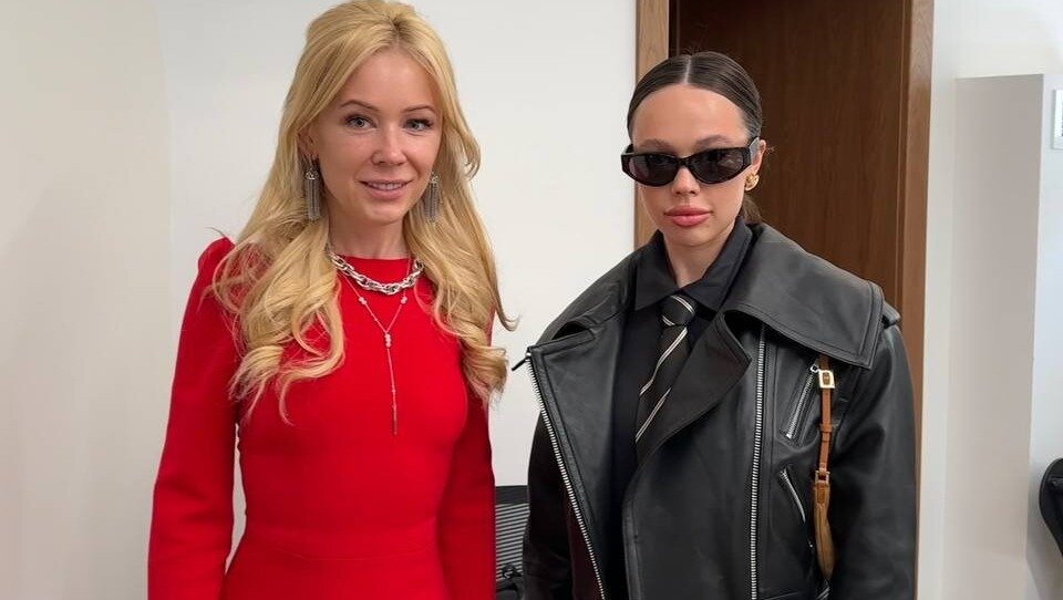     Сеть облетела новость о том, что популярные среди молодёжи блогеры-исполнители, чьё так называемое творчество родители массово требуют запретить как откровенную пошлятину, несущую деструктив и, в частности, пропагандирующую наркотики, встретились с Екатериной Мизулиной и правозащитниками.