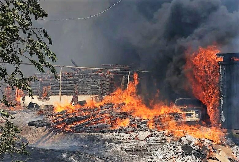 Пожар в нарве сейчас ночью. Горящее здание. Пожар в красноярске. Ночной город двор. Пожар в нарве сейчас.