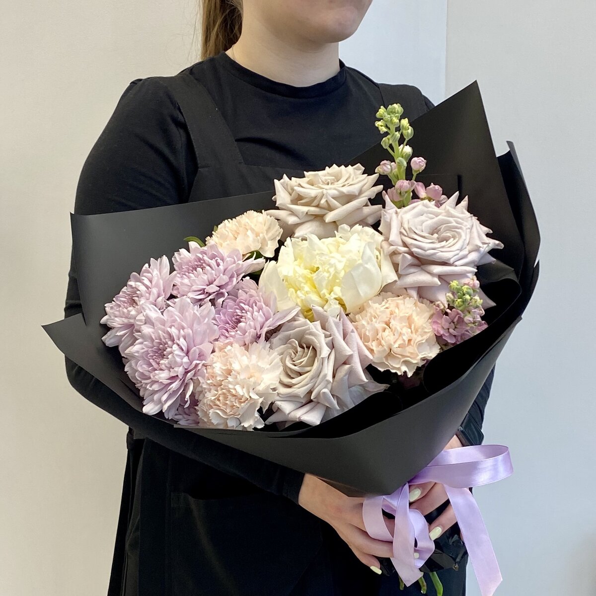 Букет с диантусом в черном крафте