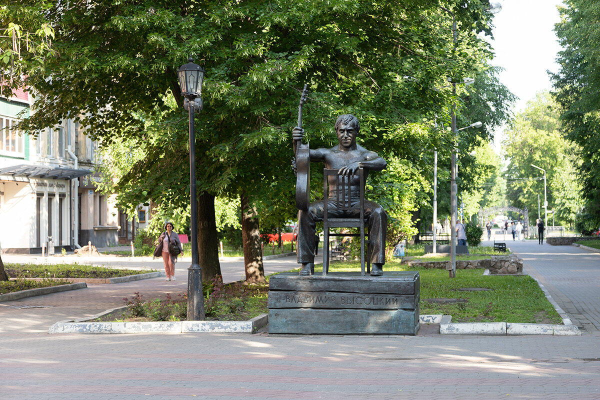 Памятники в парке