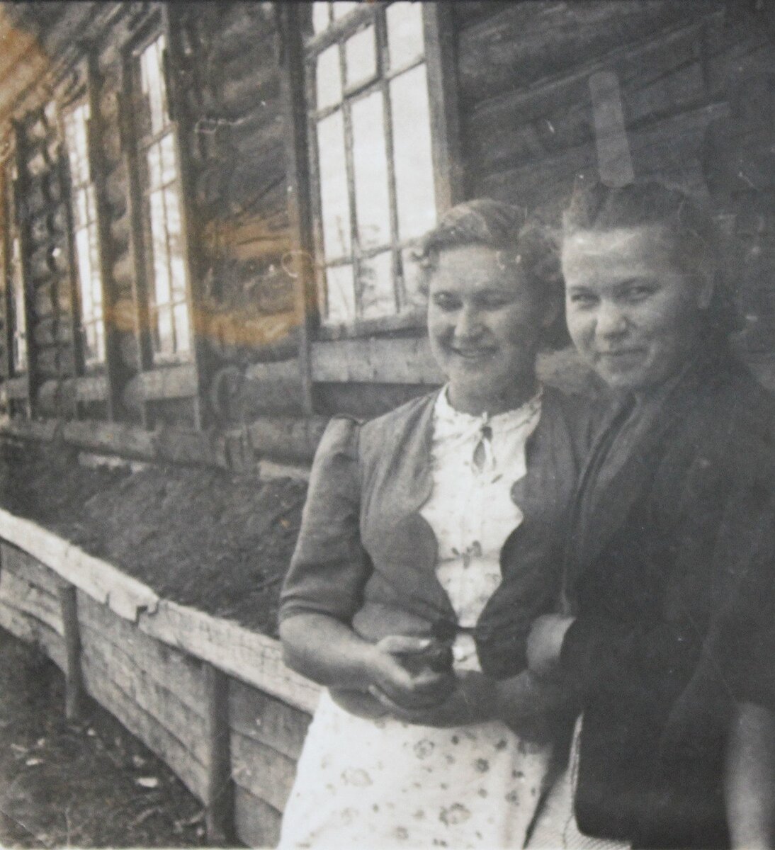 Мария Ефимовна Фурманова (справа) в сибирской деревне.