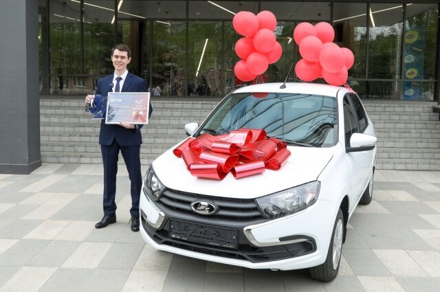    Лучший учитель года получил в подарок автомобиль. Фото: Пресс-служба Правительства Пензенской области