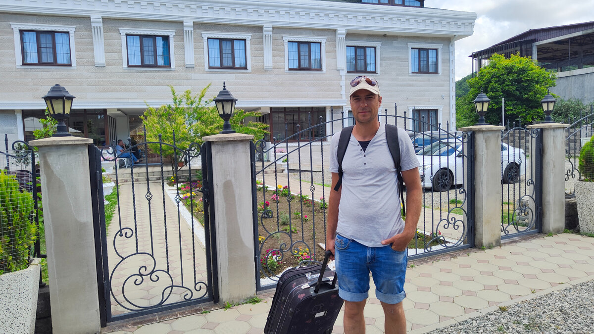 Возле отеля в Пицунде 