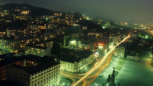 Центральная улица города. Светланская, ночью. Фото с просторов интернета.