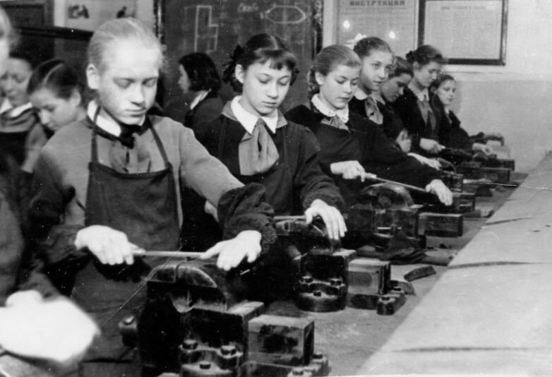 В более старших классах на уроках труда - тоже нарукавники и фартуки. 
