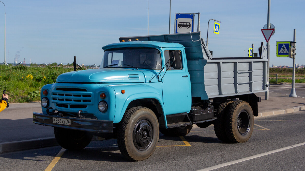 ЗиЛ-ММЗ-4502 на шасси ЗИЛ-495810 (такой индекс получило самосвальное шасси ЗиЛ-130)