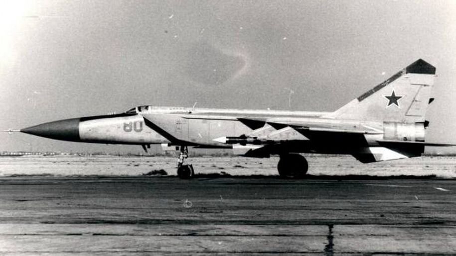 Истребитель-перехватчик МиГ-25П на взлётно-посадочной полосе. Фото из открытых источников