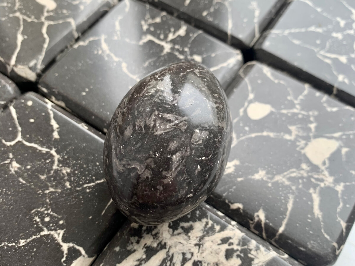 Пример рукотворного мрамора из природных компонентов.