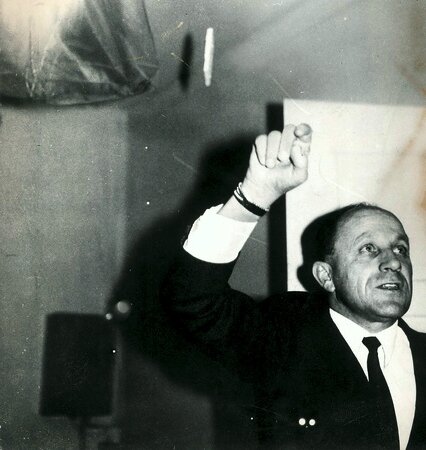 Сотрудник муниципальной службы, свидетельствует, что видел, как картина, висящая на стене, повернулась на 360 градусов