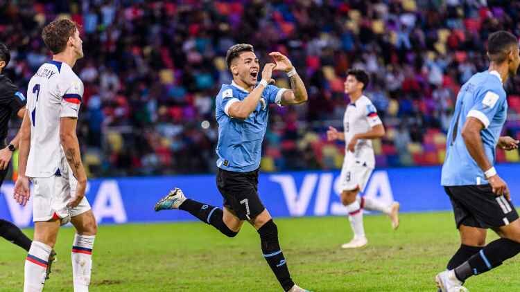 Игроки сборной Уругвая радуются голу, забитому в ворота США на чемпионате мира до 20 лет.