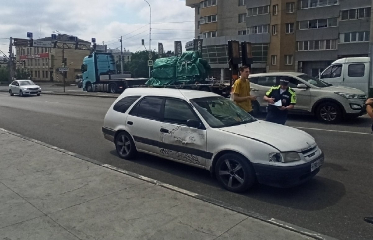    В Екатеринбурге водитель на иномарке сбил ребенка на светофоре