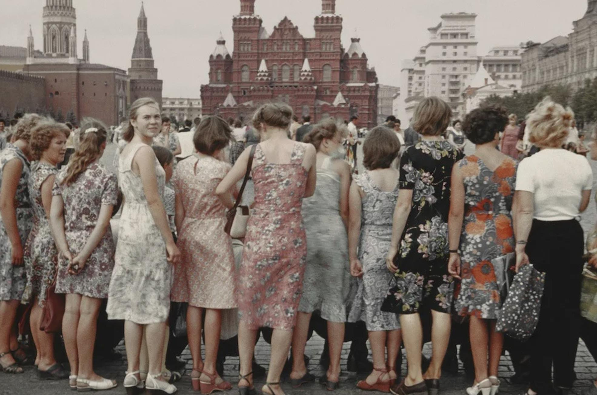 В 80-е годы летом многие женщины носили похожие хлопчатобумажные платья