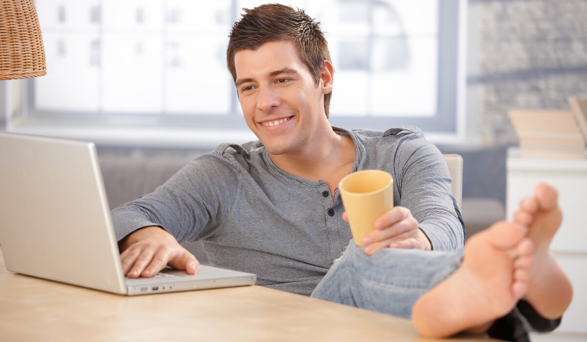 Фото отсюда https://www.jobcrusher.com/wp-content/uploads/manworkingfromhomedreamstime_m_17336667.jpg
