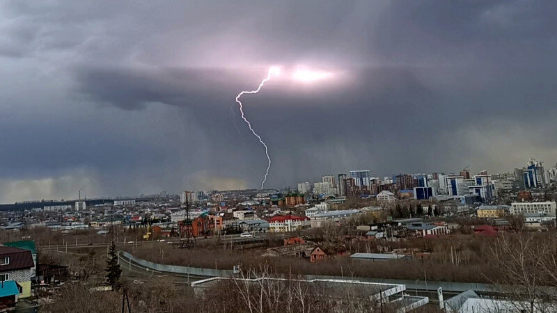     Первая гроза 2023 года в Барнауле. Евгений Храпко, vk.com/thunderstorm_altau