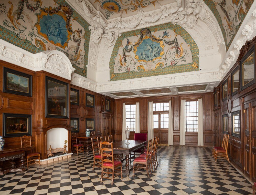 Интерьер дворца Монплезир (источник: https://peterhofmuseum.ru/objects/peterhof/dvorets_monplezir)