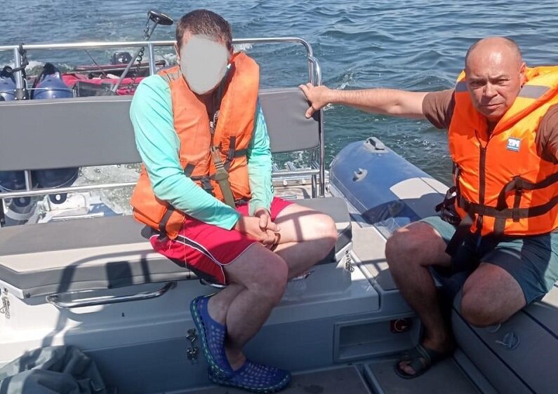    На Ириклинском водохранилище спасатели обнаружили в сдувшейся моторке спящего мужчину Марина Шарт