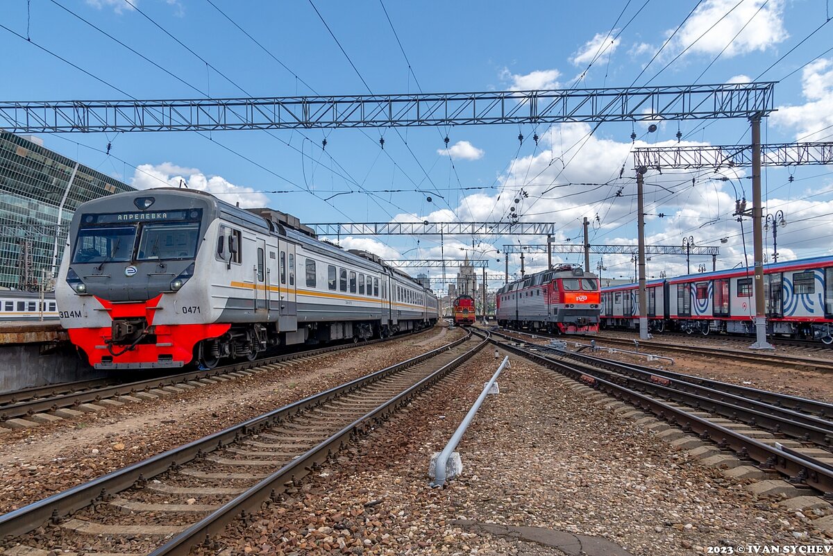 Электрички чехов курский завтра. Эд4м 0467. Электропоезд эд4м сбоку. Пригородные поезда эд4м. Электропоезд эд9мк 7809.