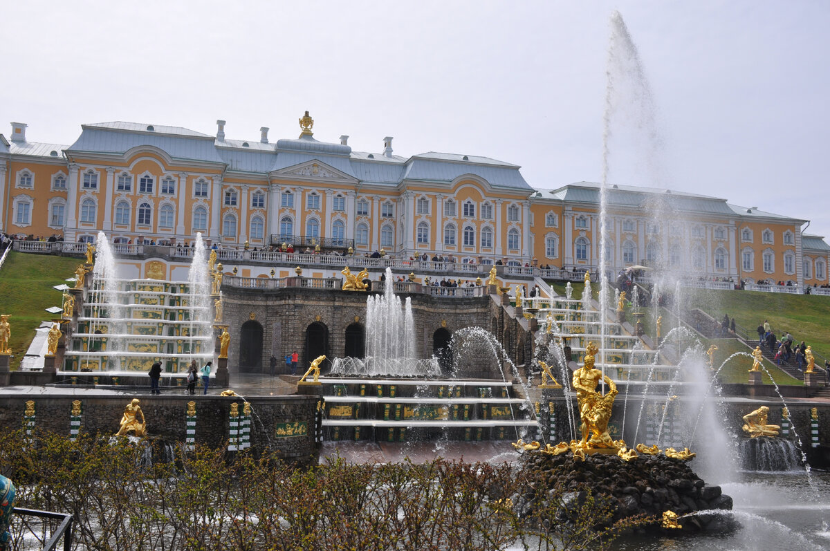 Петергофский дворец в Санкт Петербурге