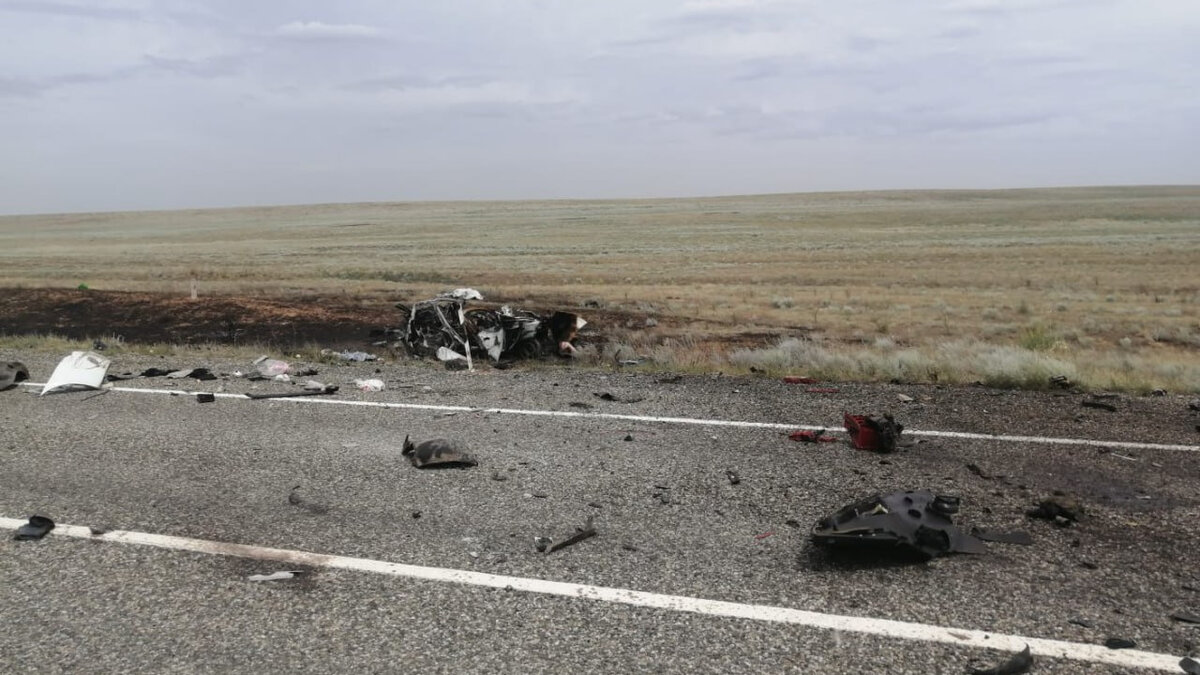     В воскресенье в Калмыкии Lada Largus столкнулась с фурой и загорелась. Все находившиеся в салоне легковушки люди погибли на месте, сообщает пресс-служба МВД республики.