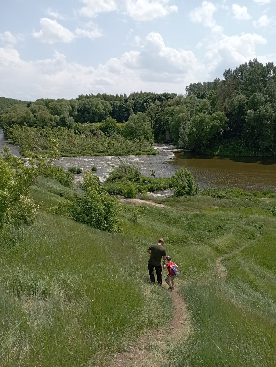 По крутому спуску с горок вниз-к реке. 