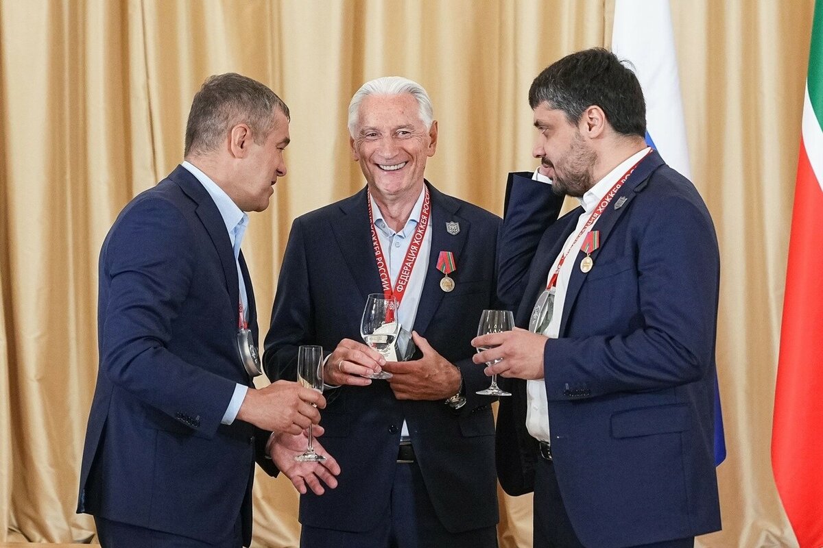 Остается лишь уговорить-таки Зинэтулу Билялетдинова, который на неделе получил награду от Владимира Путина. Фото: ak-bars.ru