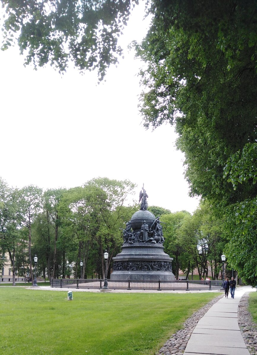 Великий Новгород. Памятник "Тысячелетие России".Расположен в центре Новгородского Кремля. Фото автора.