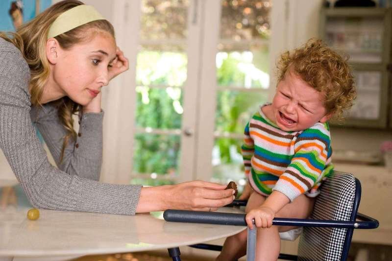   Во время капризов родители должны правильно принять решение, чтобы малыш не чувствовал себя ущемленным. Екатерина Карпенко