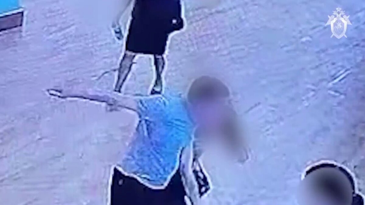     Пенсионер напал с ножом на сотрудницу аэропорта Красноярска. Об этом сообщает следственный отдел на транспорте и публикует видео нападения.