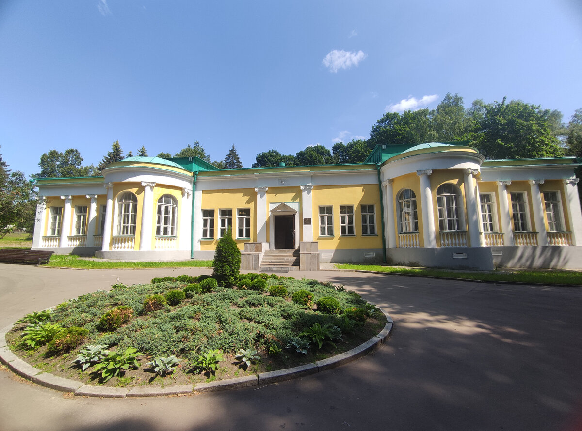 Сейчас музей "Кабинет и квартира Ленина в Кремле" находится в этом флигеле на территории усадьбы Ленинские Горки 