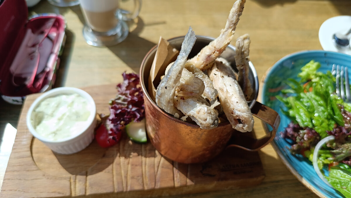 Фото автора канала Питер на все случаи жизни. Жареная корюшка в кляре с соусом тартар