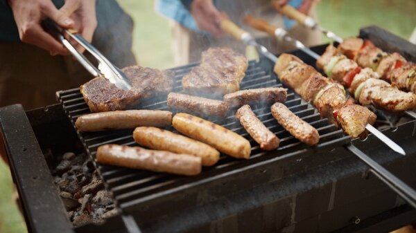    При разработке рецептур технологи отталкивались от того, что свинина — универсальное и сочное мясо для шашлыка, будь то шейка, лопатка или рёбрышки. Мясо текстурное, очень нежное, с небольшими жировыми прослойками, которые придают готовому блюду аромат