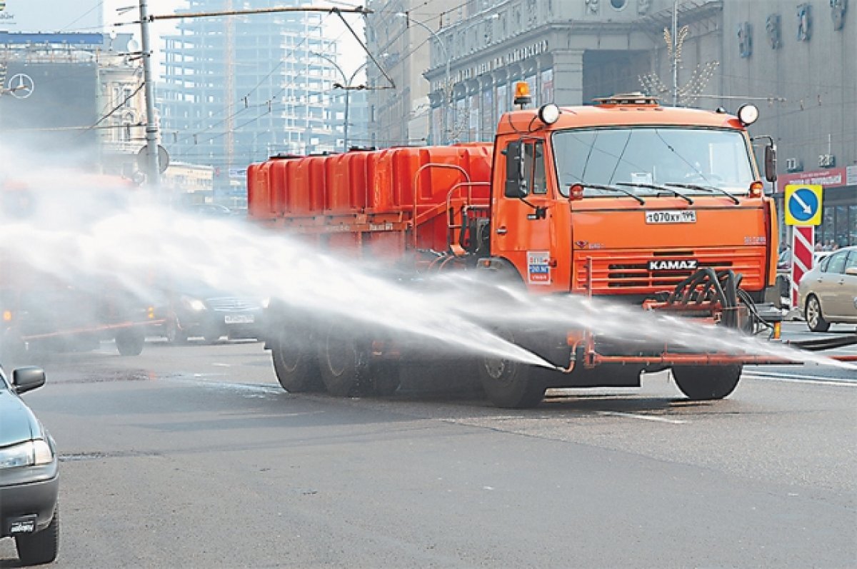   В Новосибирске поливальная машина окатила прохожих на глазах у мэра