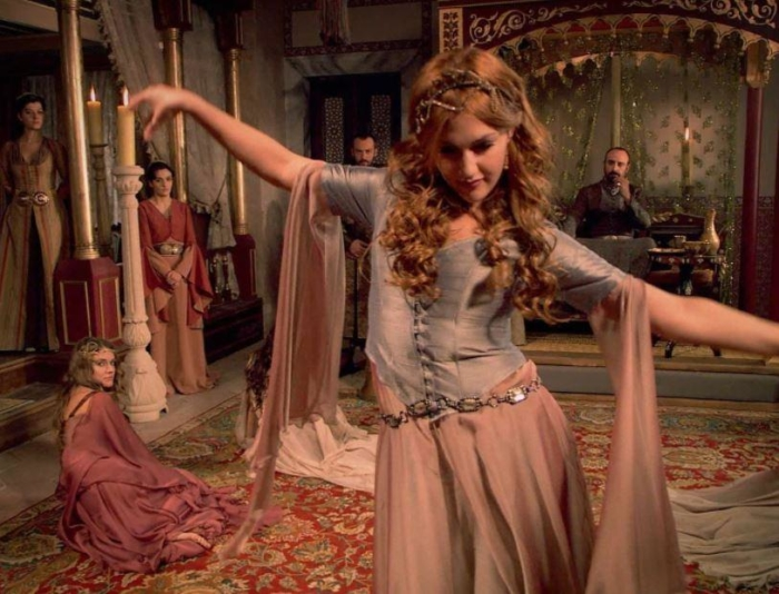 Кадр © "Великолепный век". Режиссёры: Дурул Тайлан, Ягмур Тайлан, Ягыз Алп Акайдын. Сценарий: Мерал Окай, Йылмаз Шахин / Кинопоиск